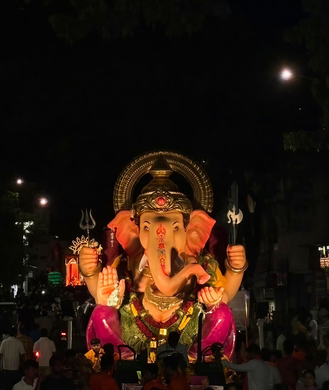 गणपती बाप्पाची भव्य मूर्ती